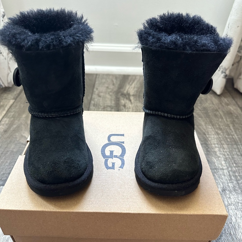 UGG Bailey Button, Black Size 7 Toddler